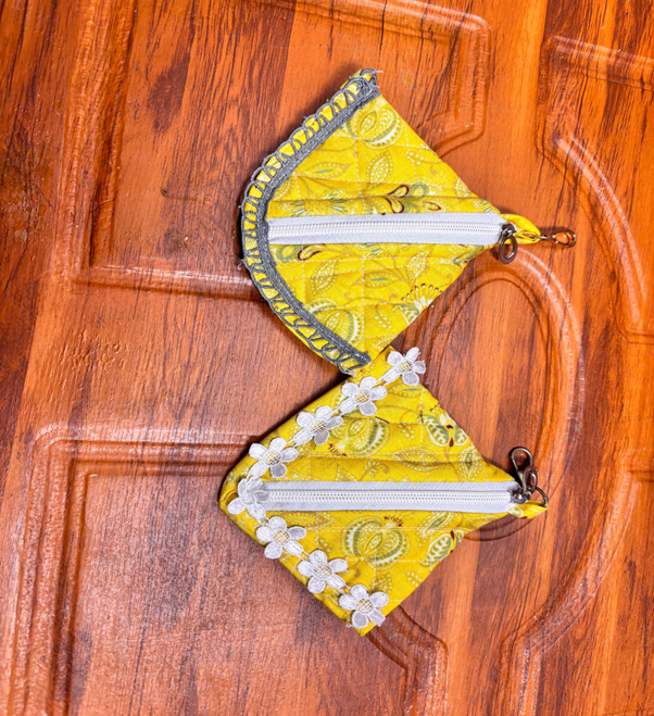 Triangle shape key pouch